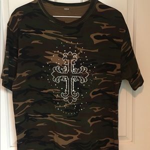 Camouflage medium t-shirt; crystal cross design